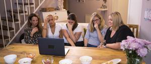 „Da wird ja eine richtige Vergewaltigung gezeigt“. Die fünf Mütter Mirjam, Karina, Jasmine, Britta und Bianca sind entsetzt, welche Clips frei zugänglich im Netz zu finden sind. Bevor sie ihren eigenen Film drehen, müssen sie zunächst tief in die Porno-Industrie eintauchen. 