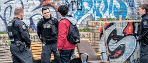 Polizisten kontrollieren im Görlitzer Park einen Mann. Die Grünanlage ist Treffpunkt für Drogendealer und Konsumenten.
