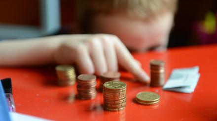 Der Staat gibt Milliarden aus, doch der Anteil der Familien, die jeden Cent zweimal umdrehen müssen, bleibt hoch.