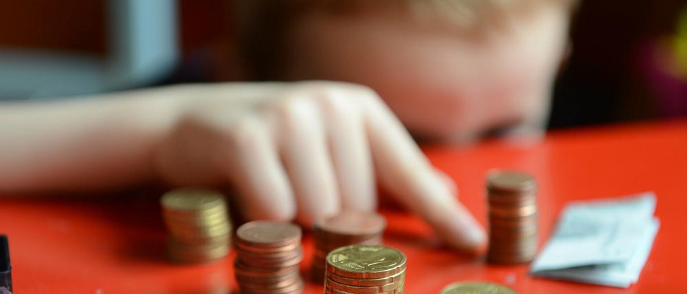 Der Staat gibt Milliarden aus, doch der Anteil der Familien, die jeden Cent zweimal umdrehen müssen, bleibt hoch.