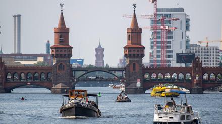Mehr Sicherheit. Auf der Oberbaumbrücke entstehen jetzt doch Absperrungen für die Radwege.