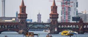 Mehr Sicherheit. Auf der Oberbaumbrücke entstehen jetzt doch Absperrungen für die Radwege.