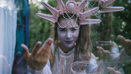 Festivalcharme trifft hier auf schillernde Kostüme. Performer entführen die Besucher an einen geheimen Ort.