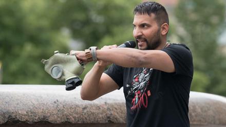Attila Hildmann, Kochbuchautor und Anti-Corona-Aktivist, spricht bei einer Demonstration gegen die Corona-Einschränkungen im Lustgarten.