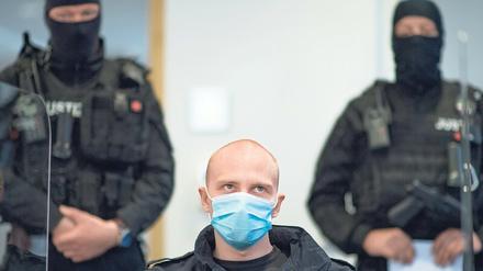 Stephan Balliet wird in Hand- und Fußfessel ins Gericht gebracht.