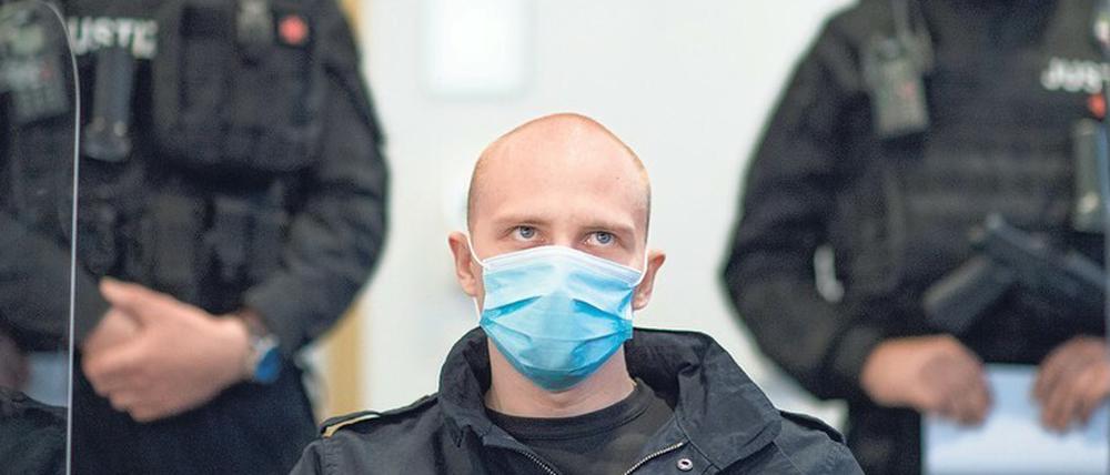 Stephan Balliet wird in Hand- und Fußfessel ins Gericht gebracht.