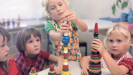 Wenn Mutti früh zur Arbeit geht ... Kindergartenkinder spielen im Eisenach des Jahres 1976 mit Holzspielzeug. 