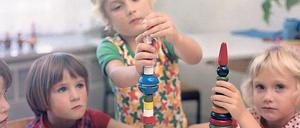 Wenn Mutti früh zur Arbeit geht ... Kindergartenkinder spielen im Eisenach des Jahres 1976 mit Holzspielzeug. 