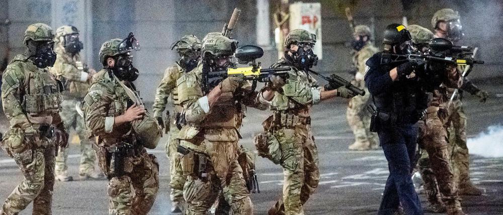 Bundesbeamte setzen Tränengas und Geschosse gegen Demonstranten der "Black Lives Matter"-Bewegung in Portland ein.