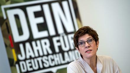Mutter der Idee. Verteidigungsministerin Annegret Kramp-Karrenbauer (CDU) stellt bei einer Pressekonferenz in ihrem m Bundesministerium das Konzept für den neuen Freiwilligen Wehrdienst Heimatschutz vor. 
