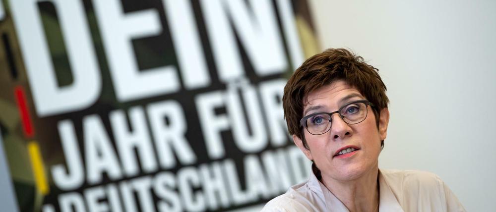 Mutter der Idee. Verteidigungsministerin Annegret Kramp-Karrenbauer (CDU) stellt bei einer Pressekonferenz in ihrem m Bundesministerium das Konzept für den neuen Freiwilligen Wehrdienst Heimatschutz vor. 