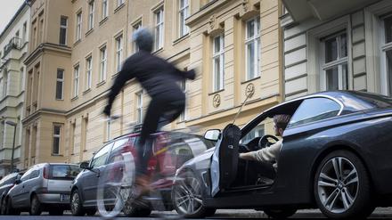 Unachtsam aufgerissene Autotüren sind gefährlich – und oft Quell von Konflikten.