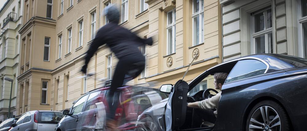 Unachtsam aufgerissene Autotüren sind gefährlich – und oft Quell von Konflikten.