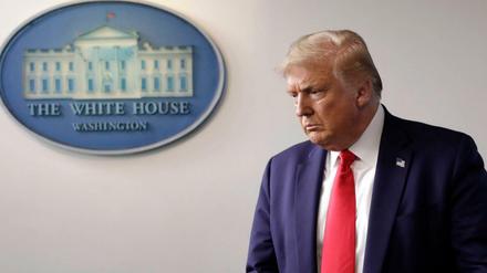 Immer öfter scheint der US-Präsident auf Fotos frustriert. In der Tat kennen seine Umfragewerte nur eine Richtung: nach unten.
