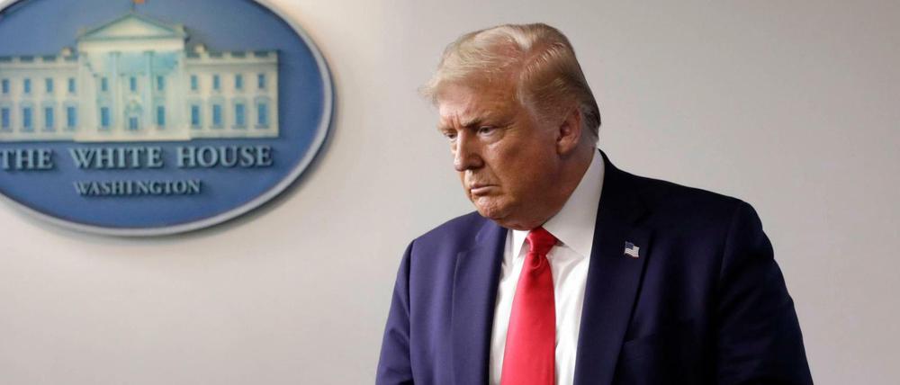 Immer öfter scheint der US-Präsident auf Fotos frustriert. In der Tat kennen seine Umfragewerte nur eine Richtung: nach unten.