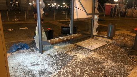 Scherben von zertrümmerten Scheiben einer Bushaltestelle vor der Alten Oper nach der Randalenacht in Frankfurt. 