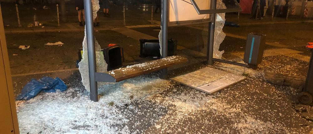 Scherben von zertrümmerten Scheiben einer Bushaltestelle vor der Alten Oper nach der Randalenacht in Frankfurt. 
