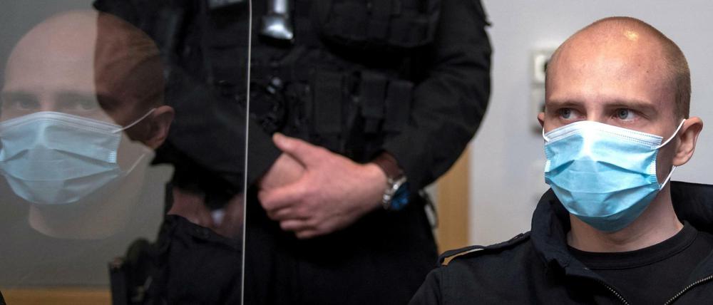 Der Angeklagte Stephan B. wartet auf den Verhandlungsbeginn.