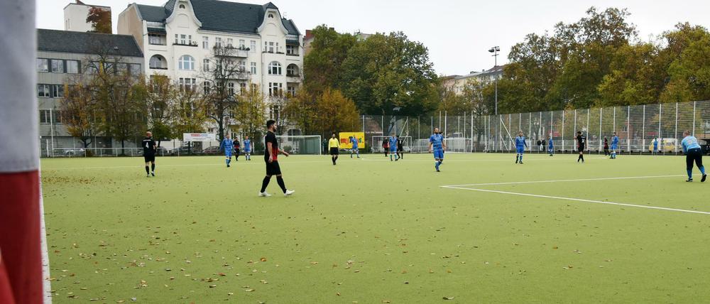Es geht wieder los in Berlin. Aber vorerst ohne Zuschauer. Hier ein Foto von der Willi-Boos-Sportanlage in Kreuzberg. 