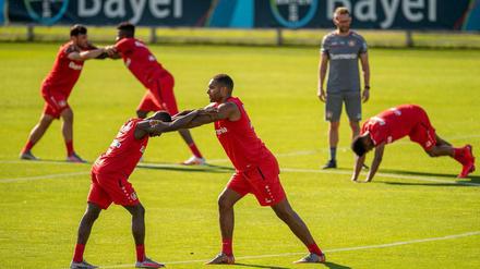 Der Fußball klammert sich fest - notfalls an sich selbst.