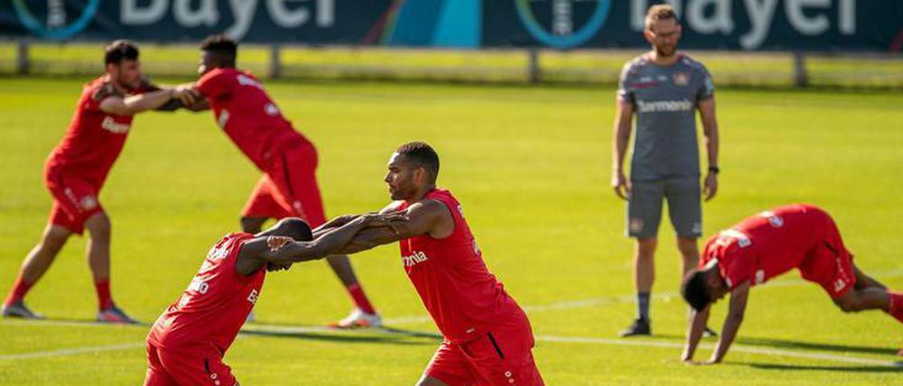 Der Fußball klammert sich fest - notfalls an sich selbst.