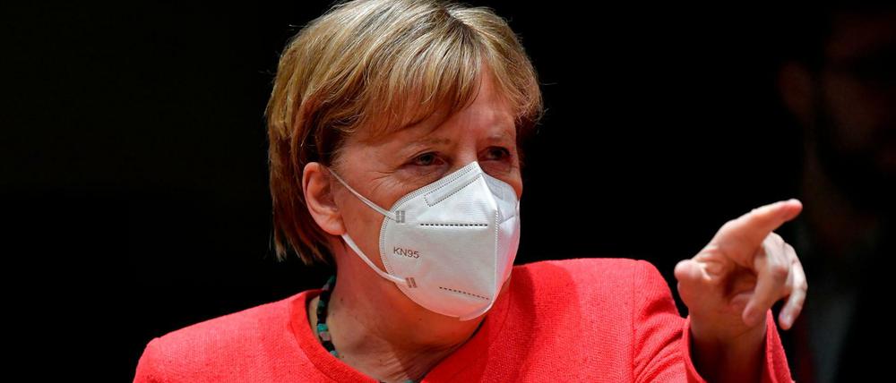 Bundeskanzlerin Angela Merkel (CDU) zeigt vor einem Treffen am runden Tisch im Rahmen des EU-Gipfels.