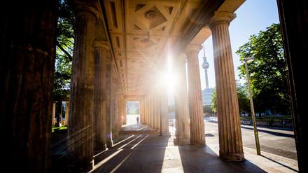 Sonnenuntergang am Kolonnadenhof auf der Museumsinsel. Oder geht über dem Hausherrn, der Stiftung Preußischer Kulturbesitz, vielleicht doch gerade die Sonne auf?