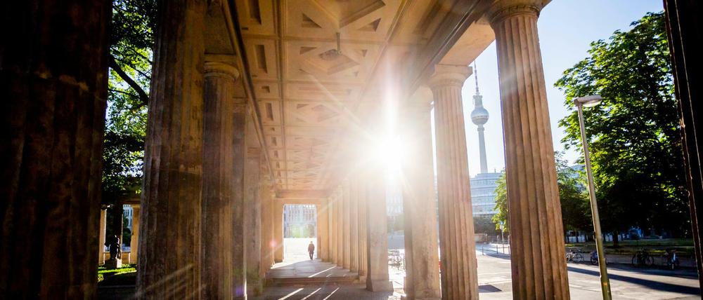 Sonnenuntergang am Kolonnadenhof auf der Museumsinsel. Oder geht über dem Hausherrn, der Stiftung Preußischer Kulturbesitz, vielleicht doch gerade die Sonne auf?