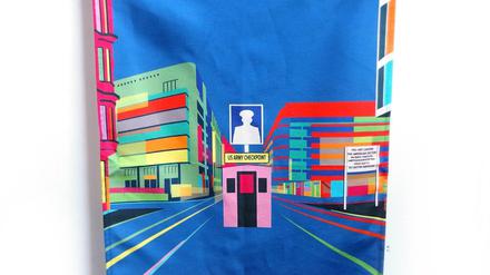 Pure Architektur. Das Checkpoint-Charlie-Geschirrtuch gibt es für 17 Euro.