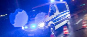 Ein Polizeifahrzeug fährt bei einer Schwerpunktkontrolle mit Blaulicht durch den Regen. Immer wieder kommt es dabei zu Unfällen mit Passanten.
