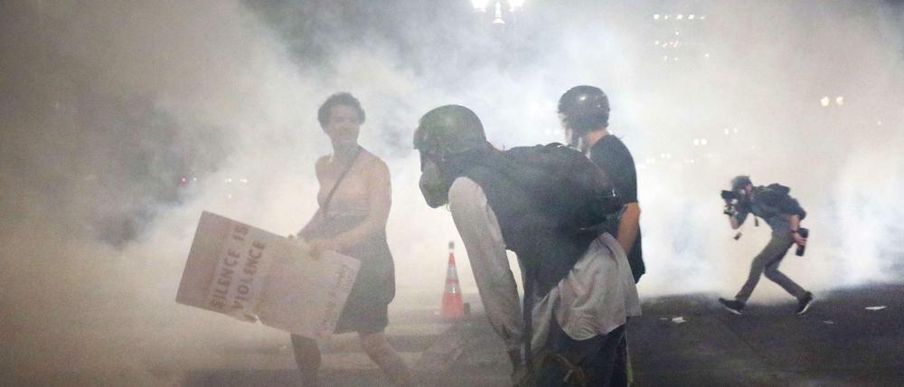 Trump droht Demonstranten in Portland: Dicke Rauchschwaden umhüllen die Aktivisten.