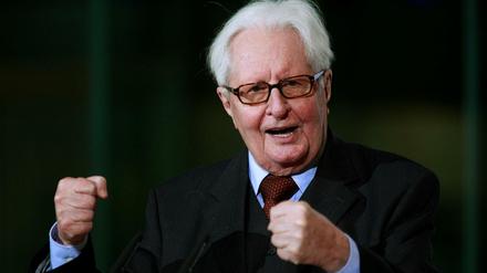 Hans-Jochen Vogel spricht während einer Feier zu seinem 85. Geburtstag am 7. Februar 2011. 