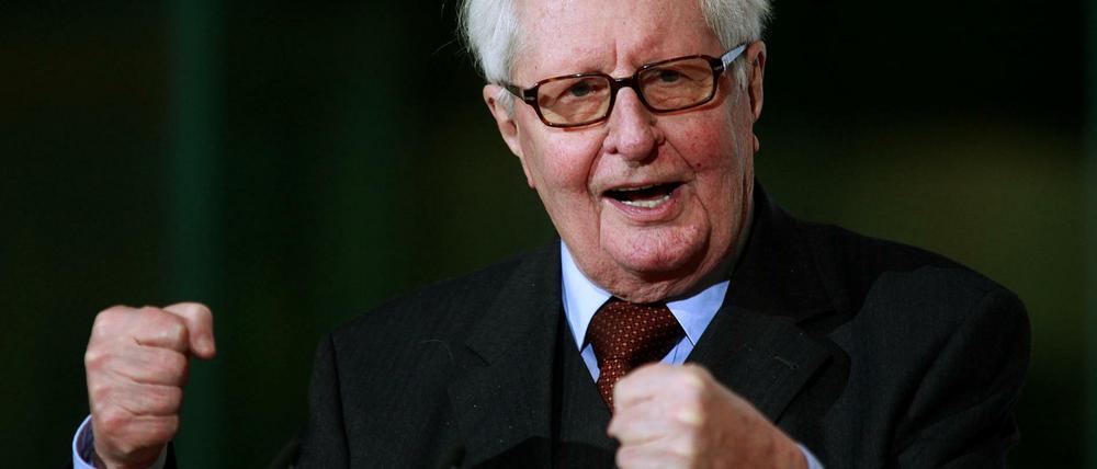 Hans-Jochen Vogel spricht während einer Feier zu seinem 85. Geburtstag am 7. Februar 2011.