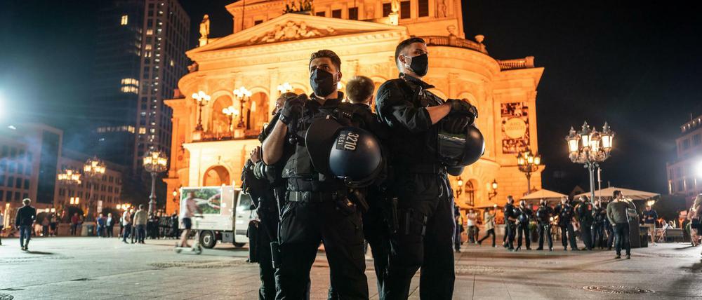 Polizisten stehen kurz nach Mitternacht vor der Alten Oper in Frankfurt/Main.