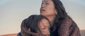 Die Wüste bietet Wessi (Uisenma Borchu, r.) und Ossi (Gunsmaa Tsogzol) keinen Schutz.