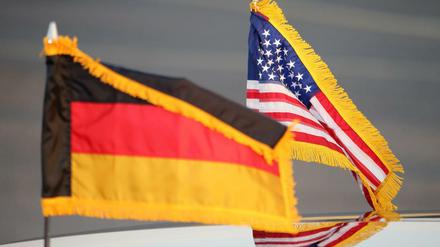 Die deutsche und die US-Flagge auf einer Limousine. 