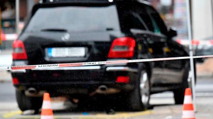 Für viele zu groß, zu gewaltig, zu schnell: der verunfallte Mercedes am Bahnhof Zoo.