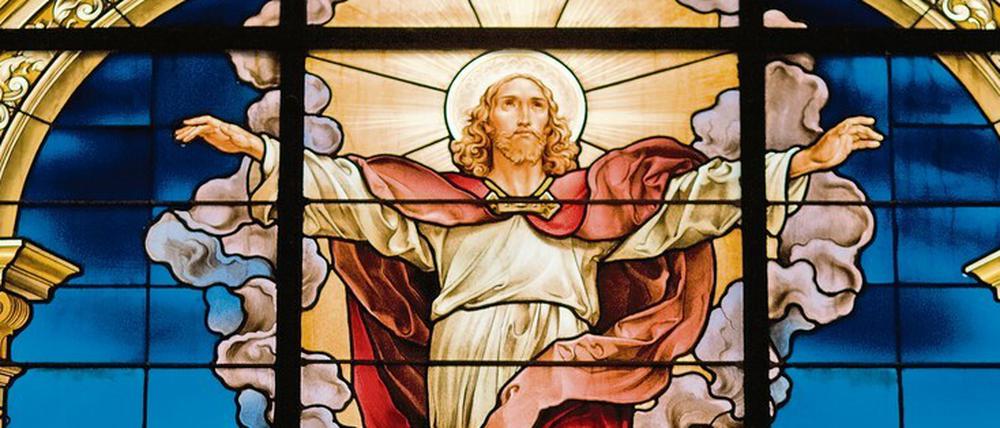 Die Fenster der deutschen Kirche in Stockholm mit einer Abbildung von Christi Himmelfahrt.