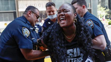 Schwarze haben jeden Grund, den Kontakt mit der Polizei zu meiden. Denn sind sie erst mal im Gwahrsam, kann das schnell mit Haft, Vermögensverlust und dem Entzug des Wahlrechts enden. (Foto von Black-Lives-Matter-Protesten in New York am 18. Juli 2020) 