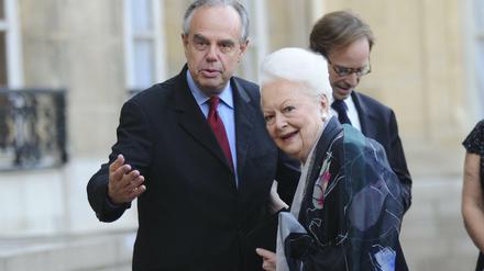Olivia de Havilland neben Frederic Mitterrand im September 2010