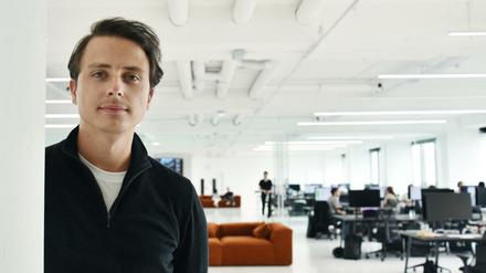 Gründer Christian Hecker im Büro des FinTech-Startups Trade Republic, das seinen Sitz im Postbank Tower in Berlin-Kreuzberg hat. 
