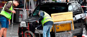 SUV-Unfall in Berlin: Ermittler untersuchen das Unfallfahrzeug am Bahnhof Zoo.