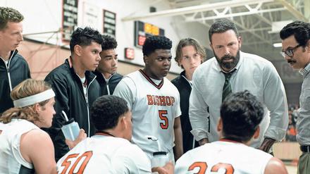 Cunningham (Ben Affleck) trichtert seinen Jungs in der Halbzeitpause den Willen zum Sieg ein. 