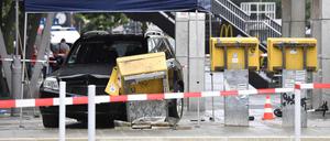 Das Mercedes-SUV kam nach der Kollision mit einem Briefkasten am Berliner Bahnhof Zoo zum Stehen.