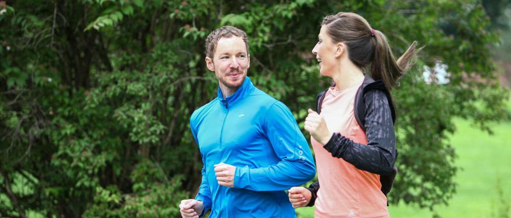 Wenn man sich beim Joggen noch ohne Probleme unterhalten kann, passt das Lauftempo für den Freizeitsport.