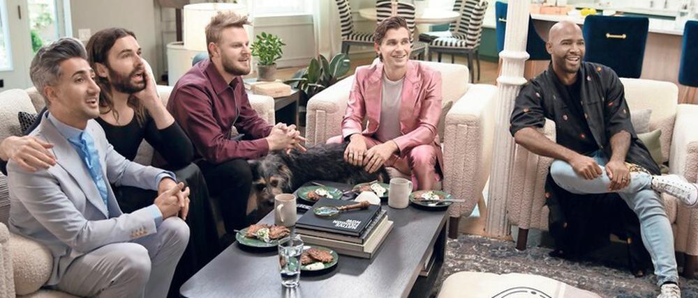 Fünf Tage, fünf Berater. Die Stars der Selbstoptimierungsserie: Tan France (Mode), Jonathan van Ness (Styling und Kosmetik), Bobby Berk (Design), Antoni Porowski (Essen und Trinken) und Karamo Brown (Sozial- und Lebensberatung).