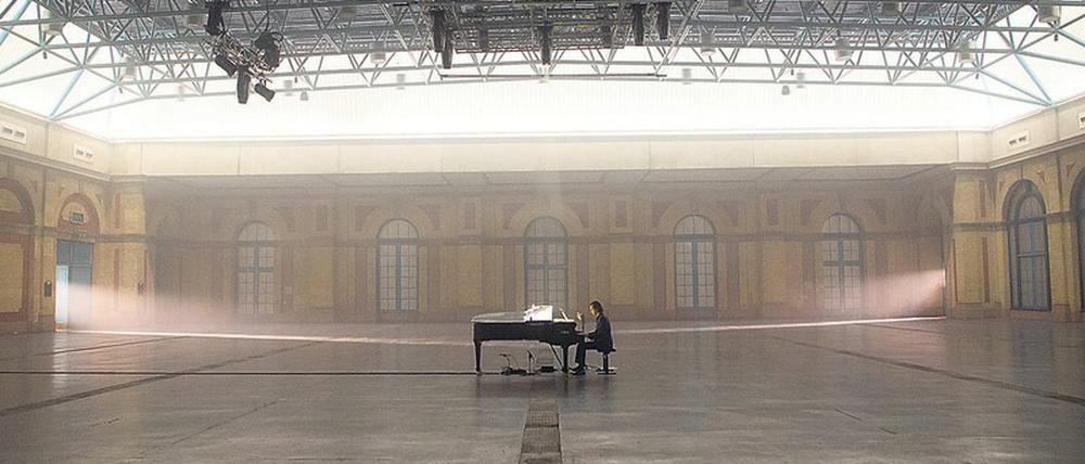 Ein Ambiente zwischen Turnhalle und italienischem Palazzo: Nick Cave im „Alexandra Palace“ in London.