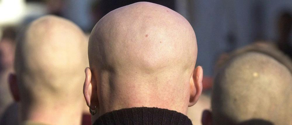Drei Skinheads bei einem Neonazi-Aufmarsch.