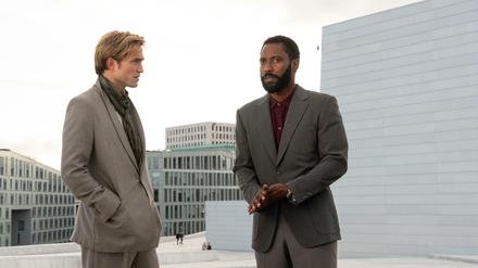 Robert Pattinson (links) und John David Washington spielen die Hauptrollen in "Tenet" von Christopher Nolan.