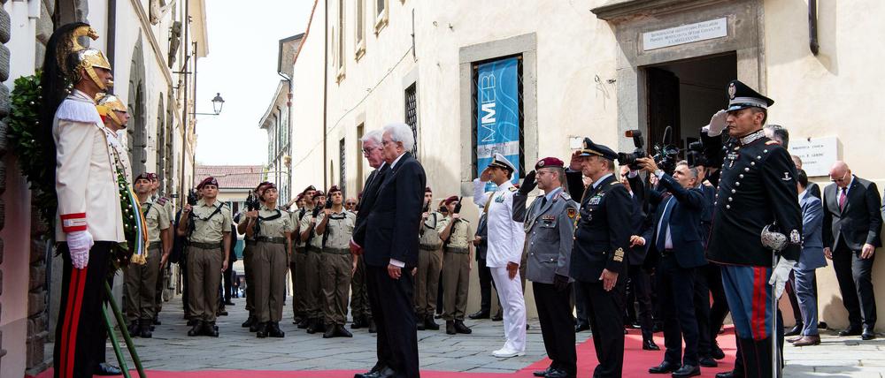 Die Präsidenten Mattarella und Steinmeier (Bildmitte) gedenken des Massakers von SS und Wehrmacht an Zivilisten in der Gemeinde Fivizzano im August 2019.